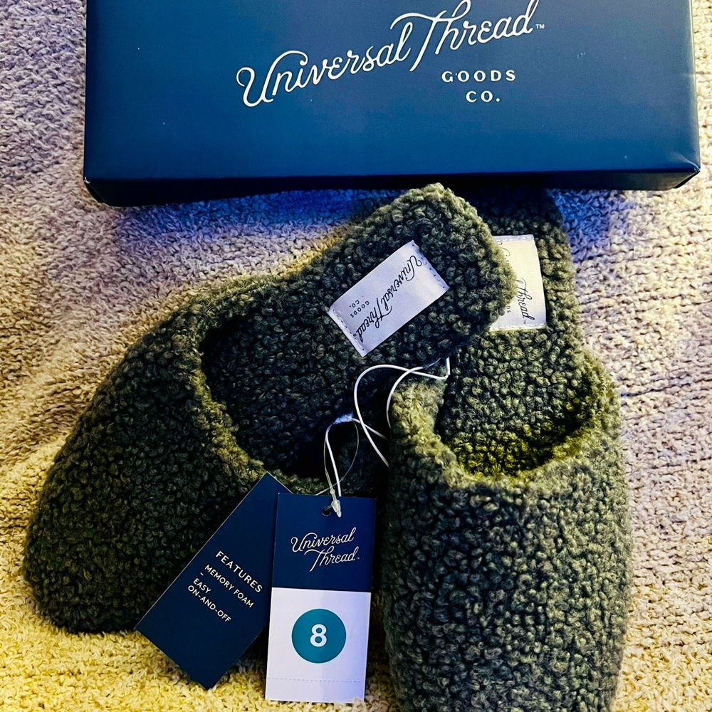 Universal Thread (Target) Gray Memory Foam Slippers in size 8